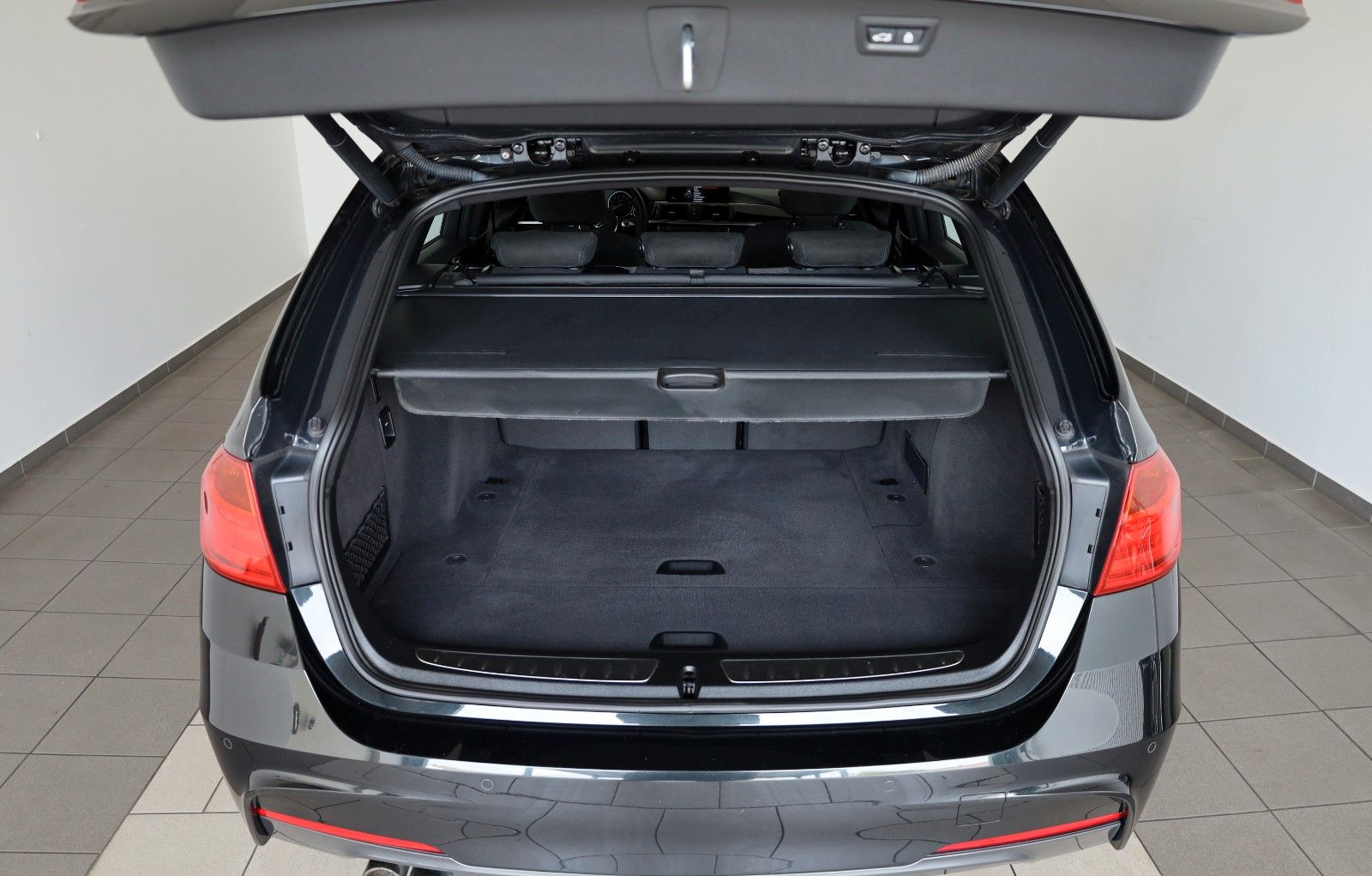 Fahrzeugabbildung BMW 328 i xDrive Touring,M Sport,Panorama,HUD,Kam+WR