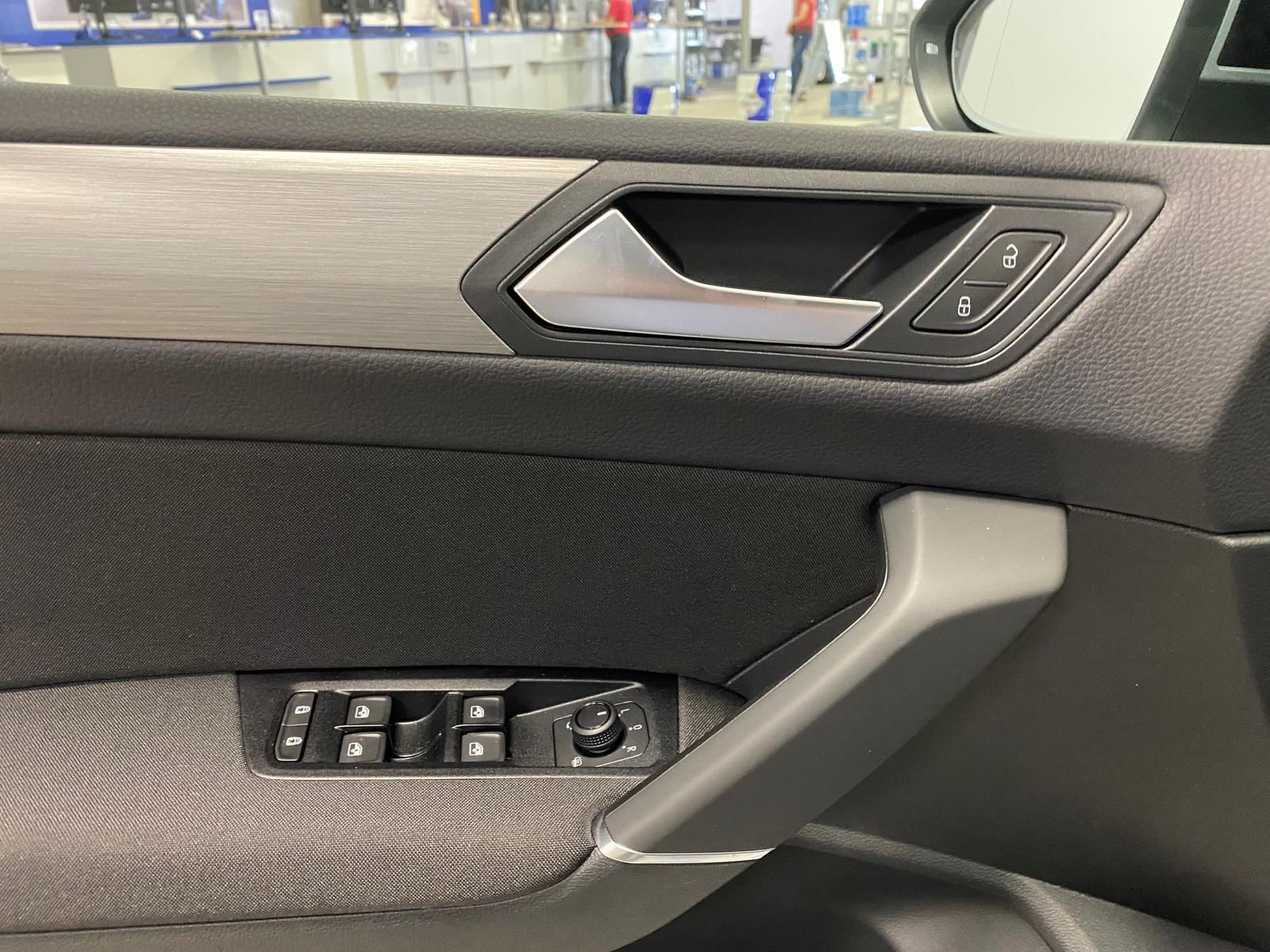 Fahrzeugabbildung Volkswagen Touran 1.5 TSI Comfortline+IQLIGHT+ACC+AHK+TOTWI