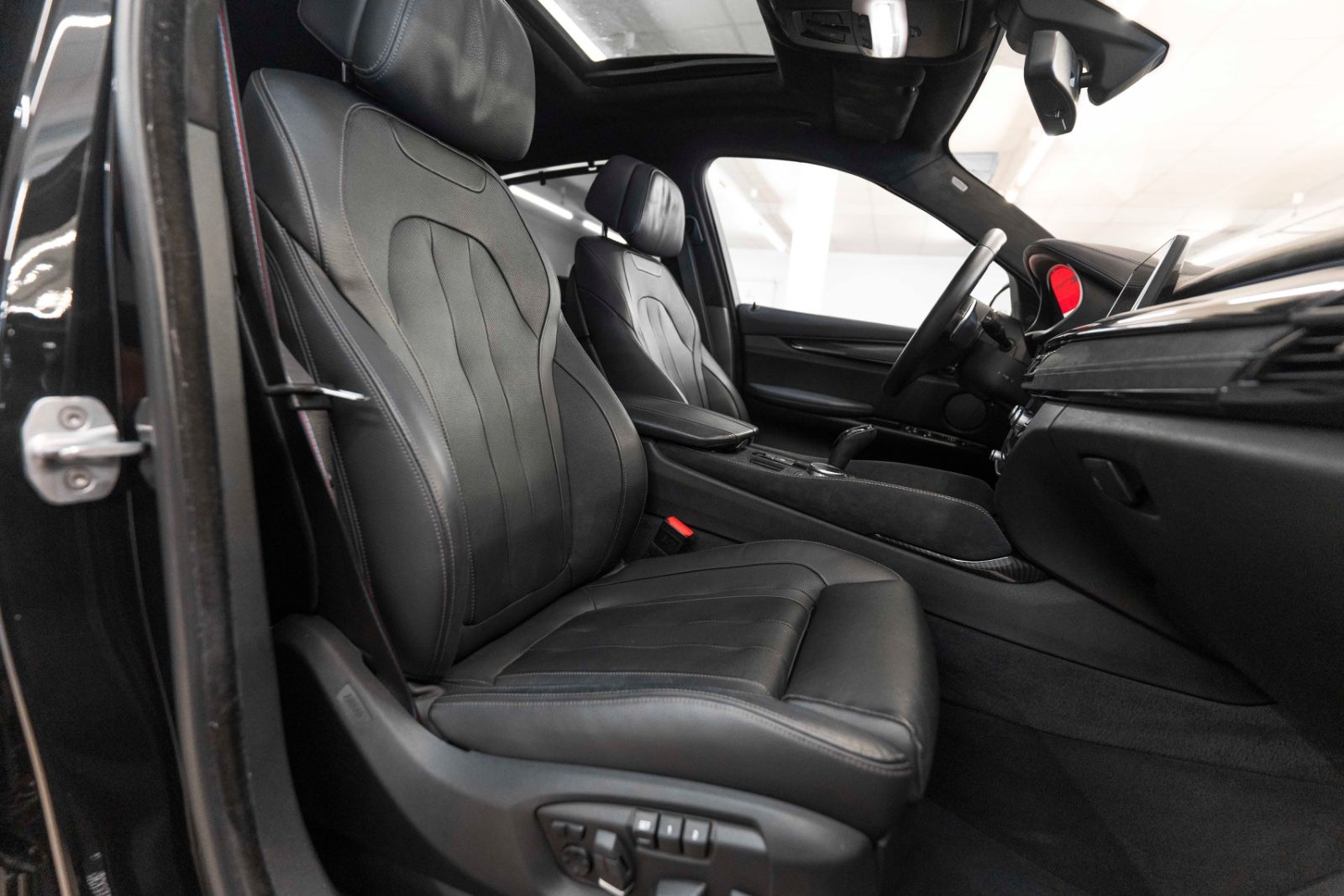 Fahrzeugabbildung BMW X6 xDrive50i M-SPORTPAKET 360° H&K ACC HUD TOTW