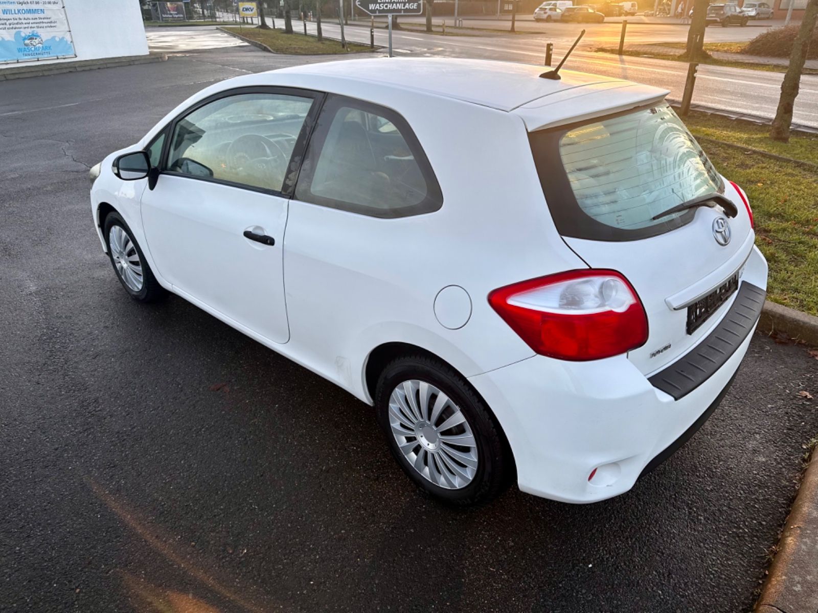 Fahrzeugabbildung Toyota Auris 1,33-l-Dual-VVT-i KLIMA EURO 5