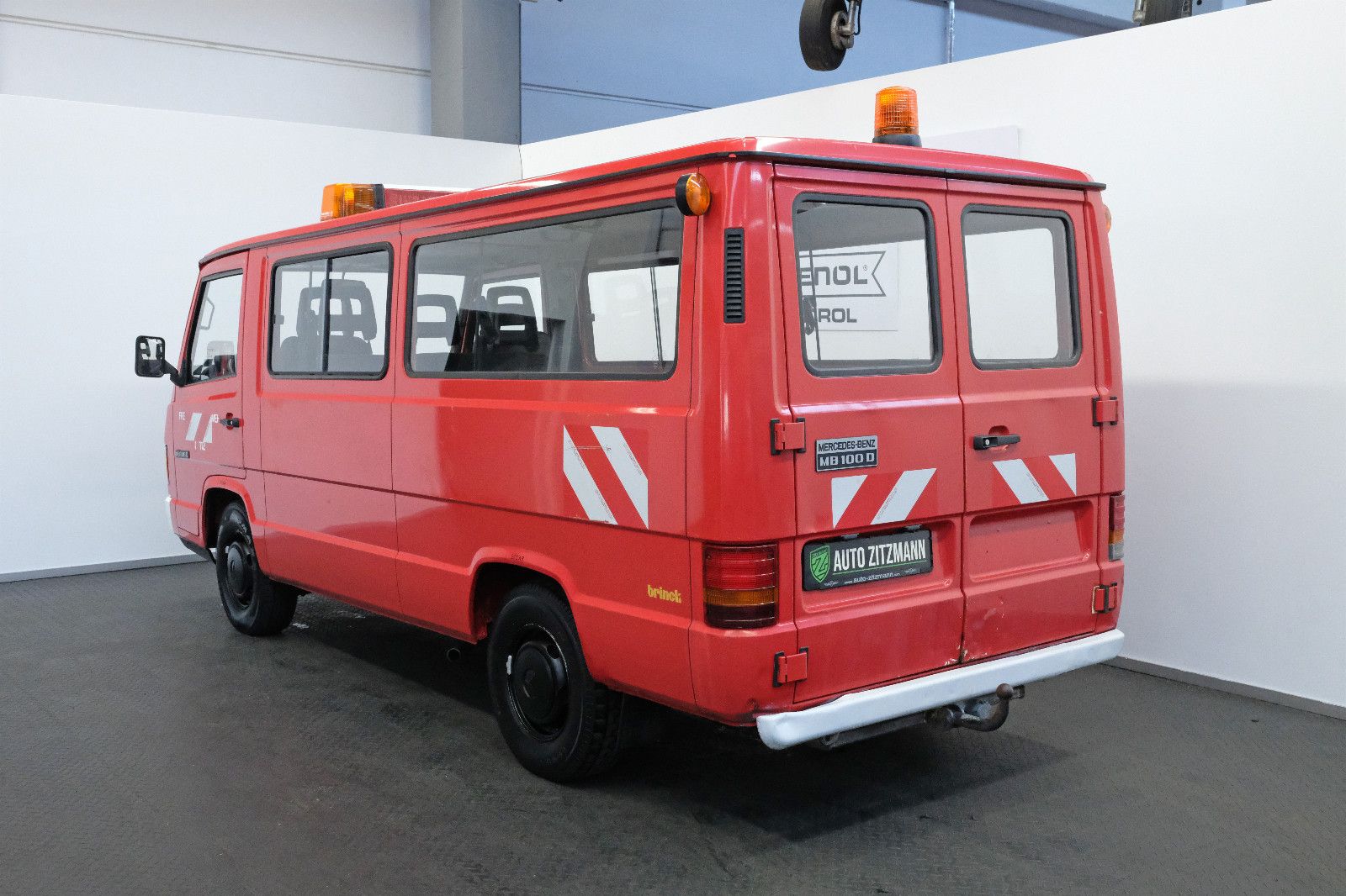 Fahrzeugabbildung Mercedes-Benz MB 100 D 8-Sitzer verglast