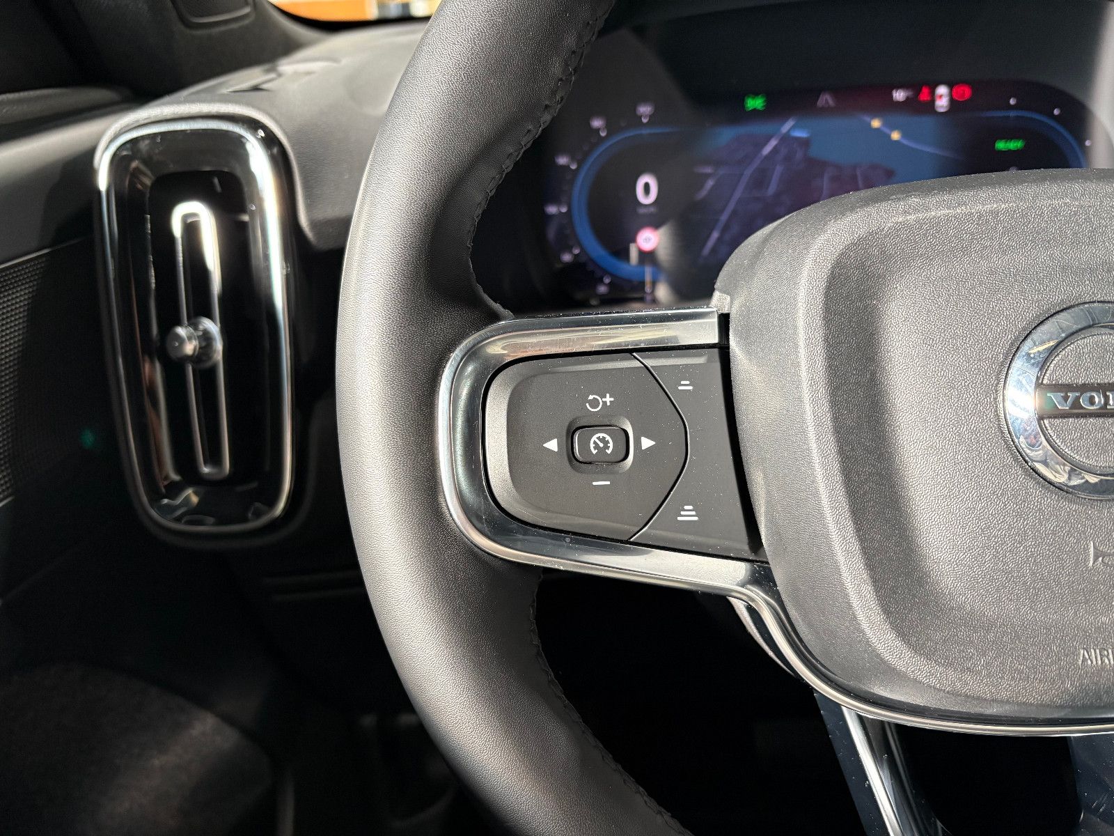 Fahrzeugabbildung Volvo XC 40 Core Plus Recharge Electric/KAMERA/CARPLAY