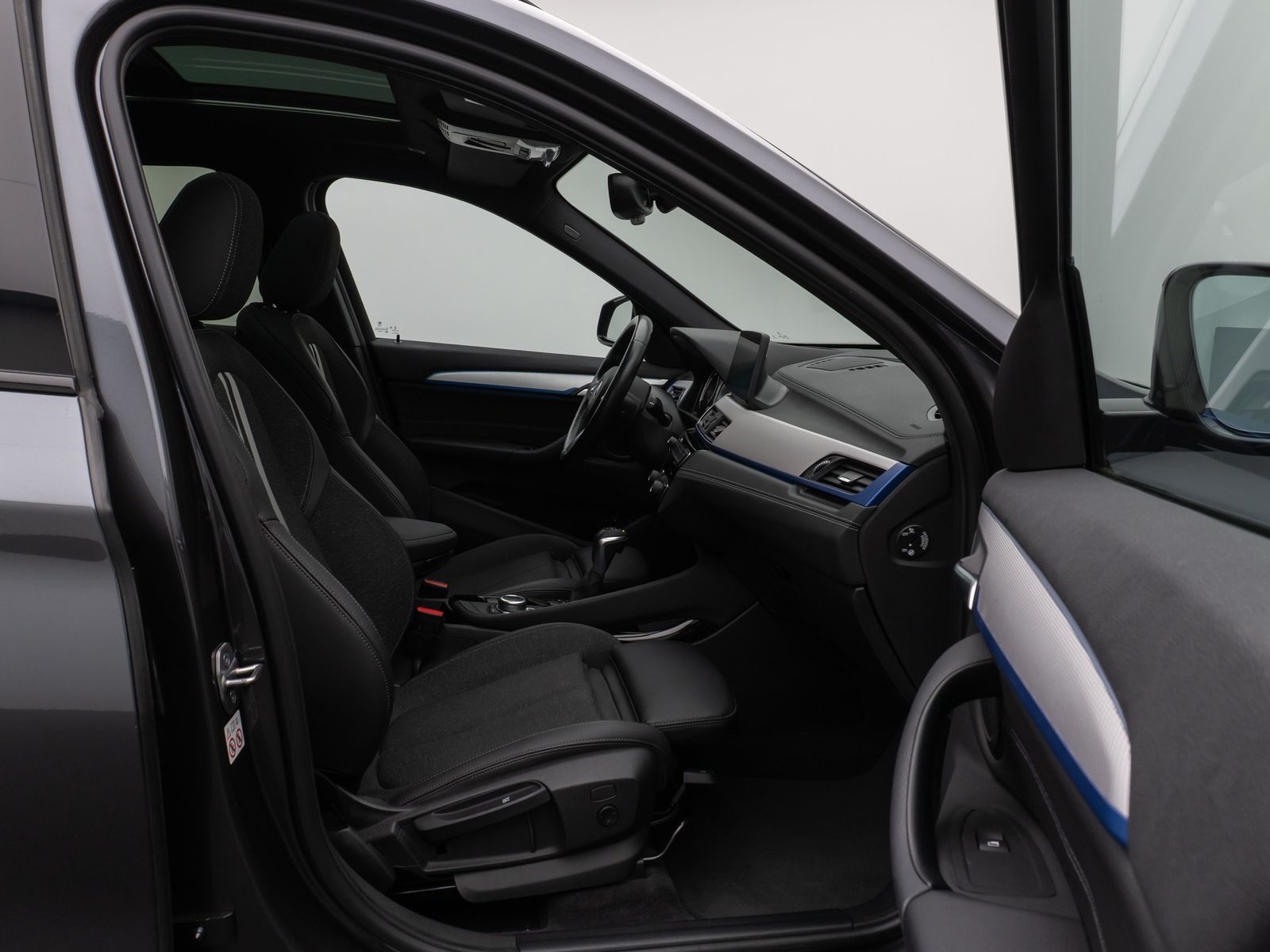 Fahrzeugabbildung BMW X1 xD25e M Sport Panorama Kamera HUD DAB HiFi