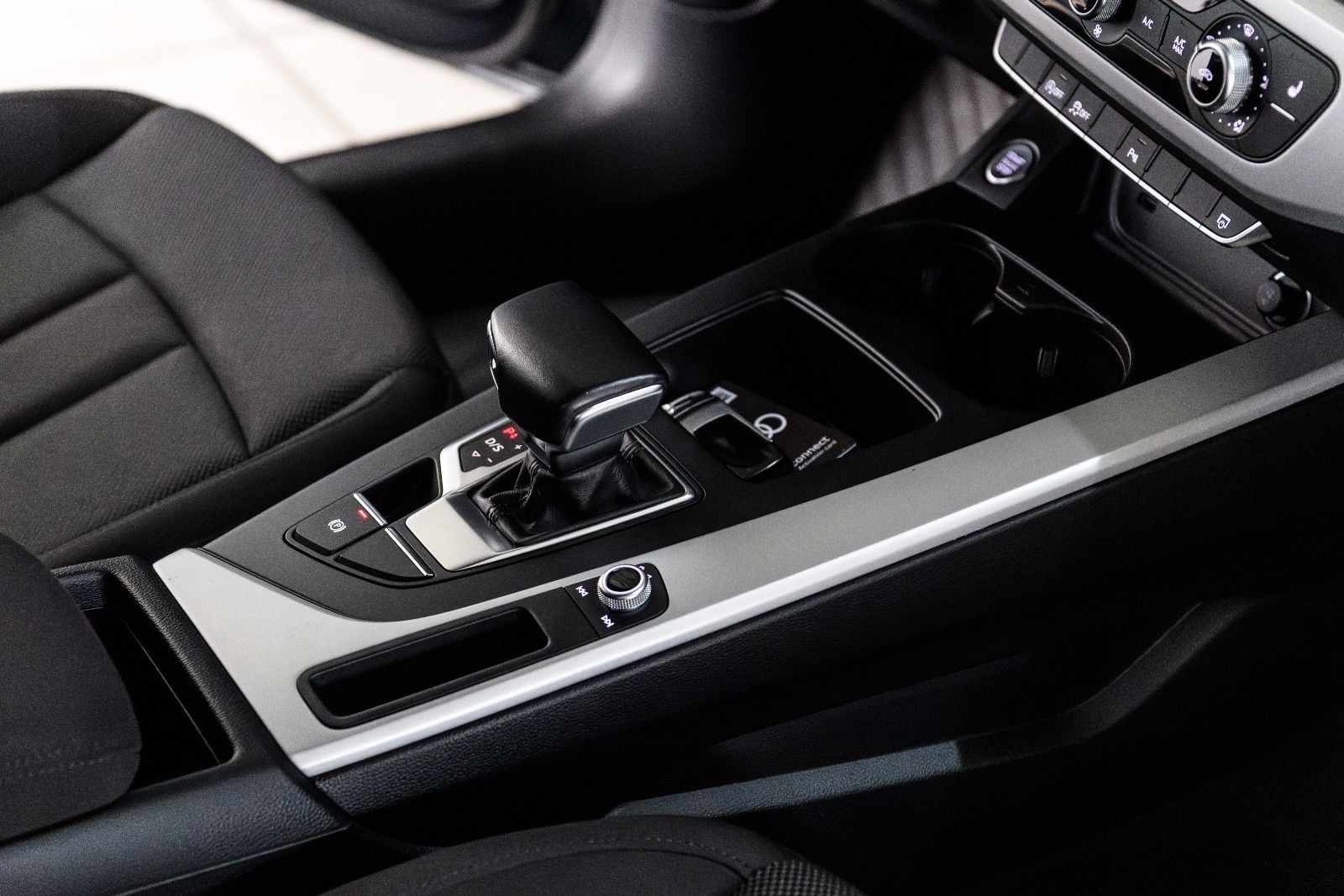 Fahrzeugabbildung Audi A4 35 TFSI S tronic advanced Avant LED/SZH/NAVI