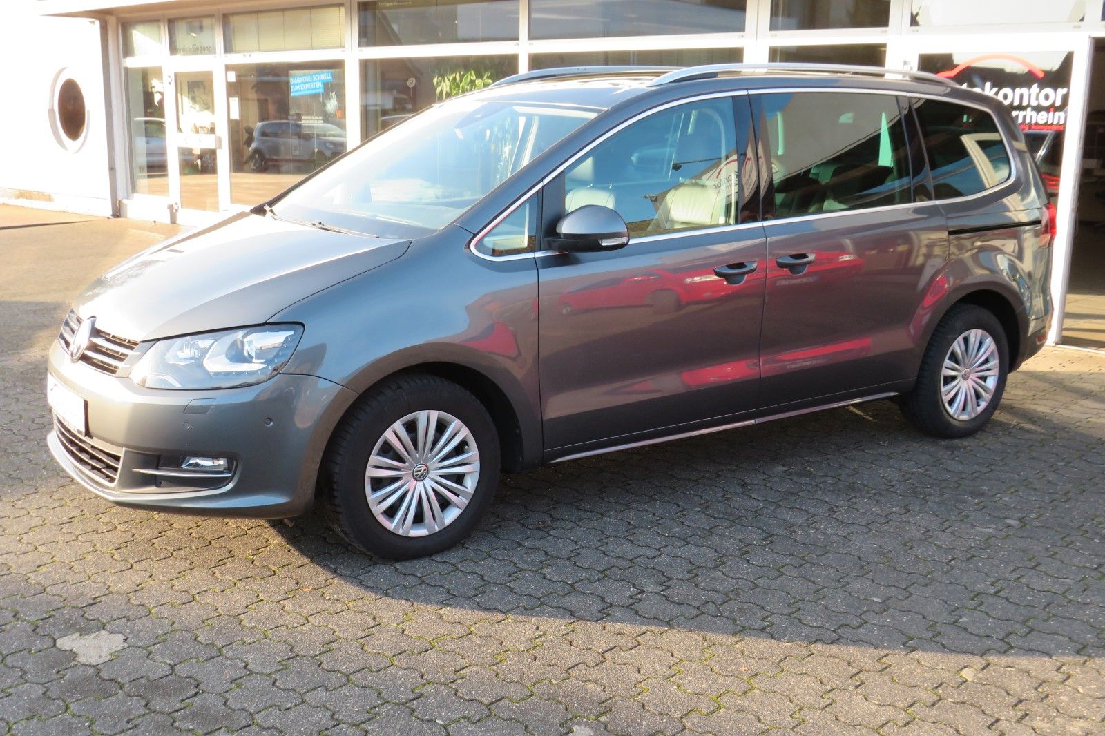 Fahrzeugabbildung Volkswagen Sharan Highline TDI DSG 7-S XENON ACC AHK "VOLL"