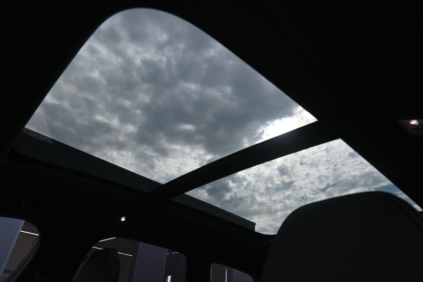 Fahrzeugabbildung Volvo XC60 B5D AWD R-Design*LED*PANO*STHZ*LUFT*B&W*AHK