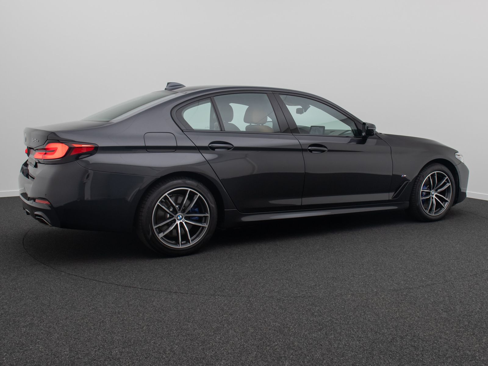Fahrzeugabbildung BMW 545e xD M Sport 360° HUD H/K DAB AHK Komfort