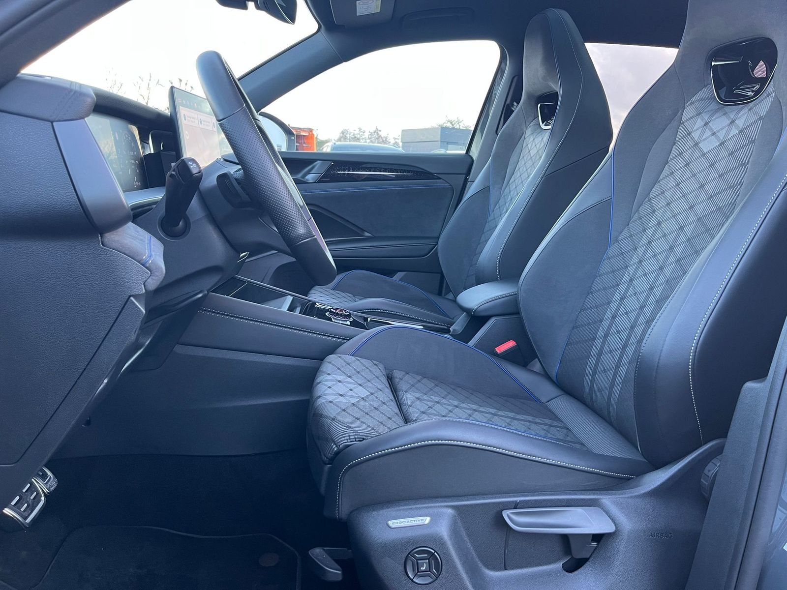 Fahrzeugabbildung Volkswagen Tayron 2.0 TDI 4M R-Line BLACK*7Si*MATRIX*PANO