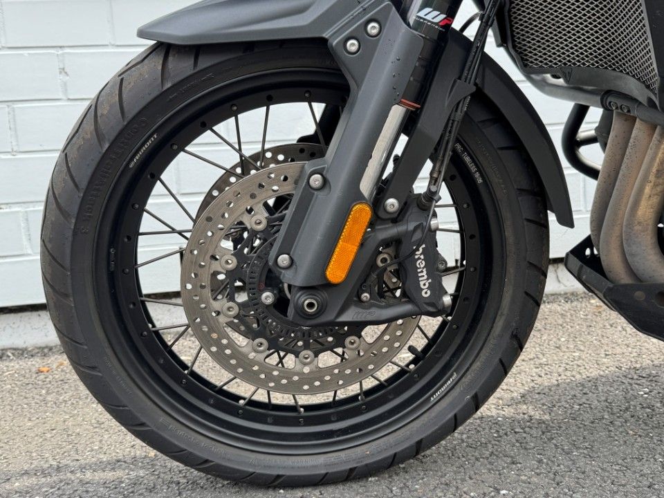 Fahrzeugabbildung Triumph Tiger 1200er Desert Edition Koffer Bügel Scheibe
