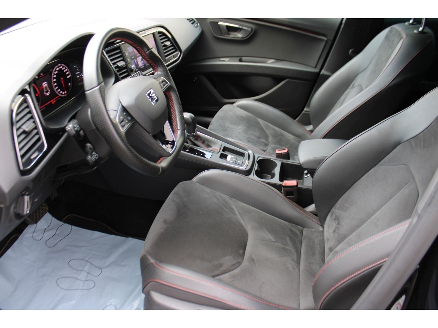 SEAT Leon FR 2.0 TDI Beats ACC LED H&R Pano Navi DAB - Image 7