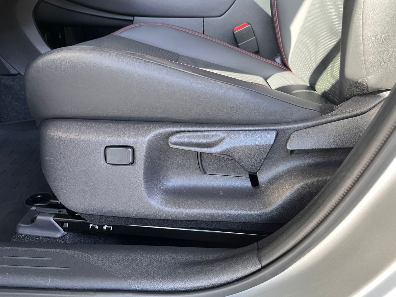 Fahrzeugabbildung Lexus LBX FWD Emotion LED NAV SHZ RFK 18"