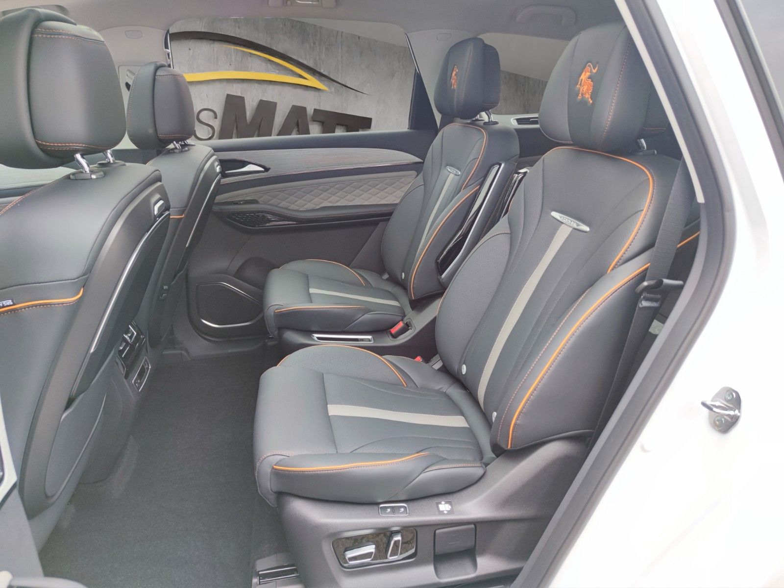 Fahrzeugabbildung DFSK Forthing 4-U Tour DAB + dt. Bedienung