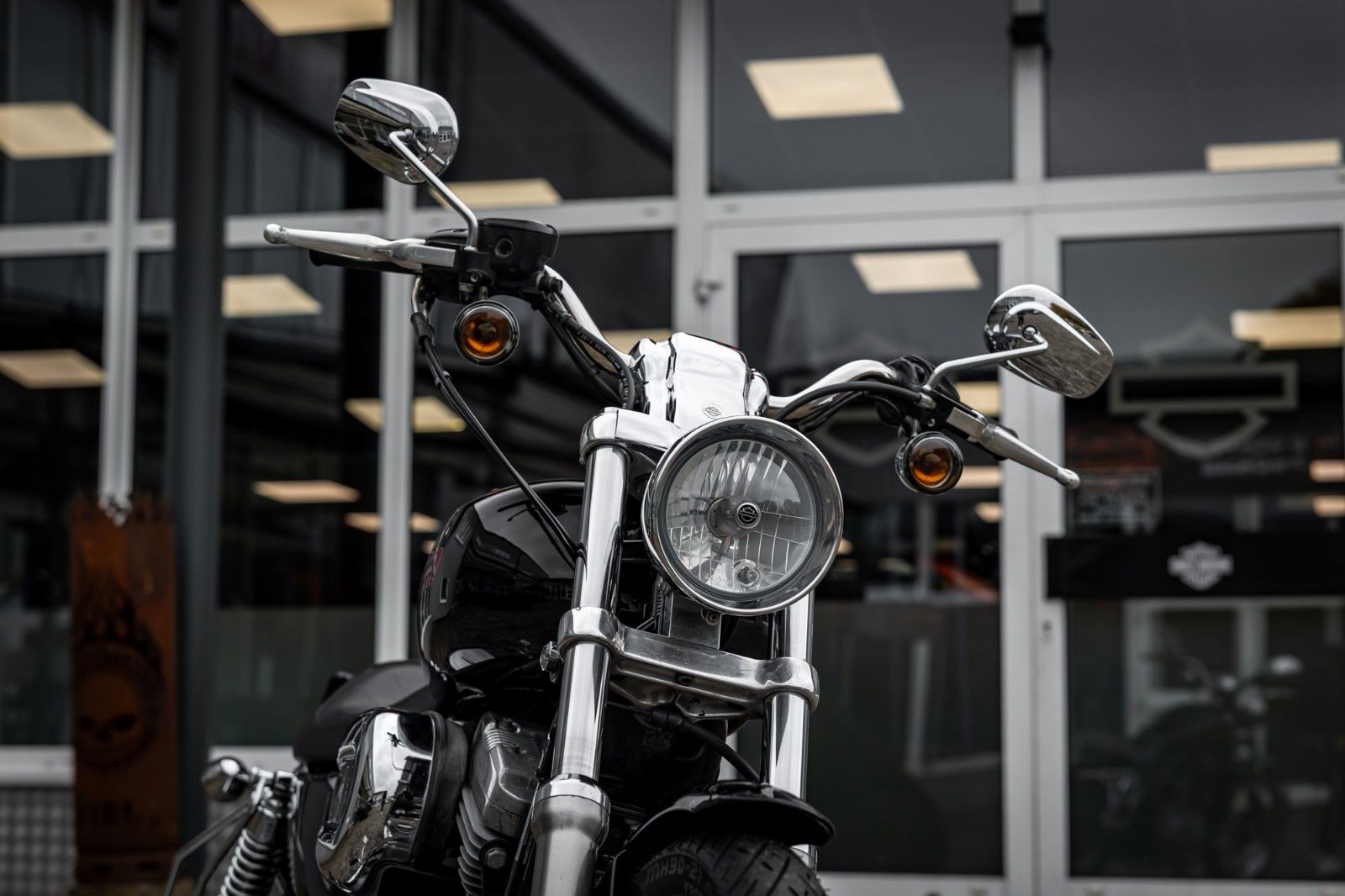 Fahrzeugabbildung Harley-Davidson XL883C CUSTOM SPORTSTER - VORVERLEGTE FUßRASTE