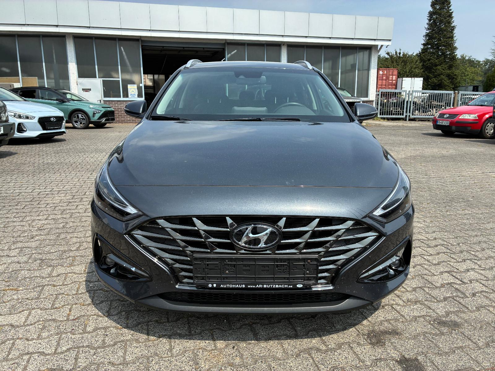 Hyundai i30 Kombi, Mild-Hybrid, LED, 8fach bereift