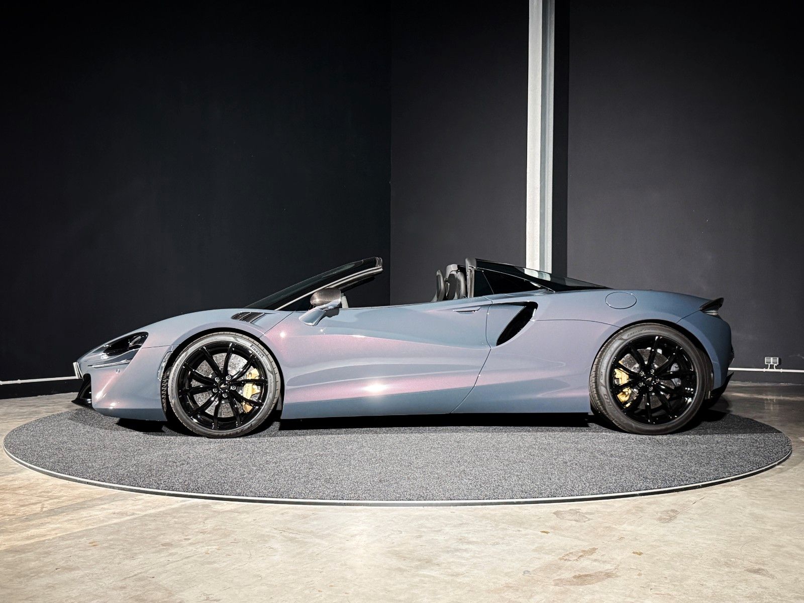 Fahrzeugabbildung McLaren Artura Spider + MSO Lava Grey + Carbon Pack +PPF