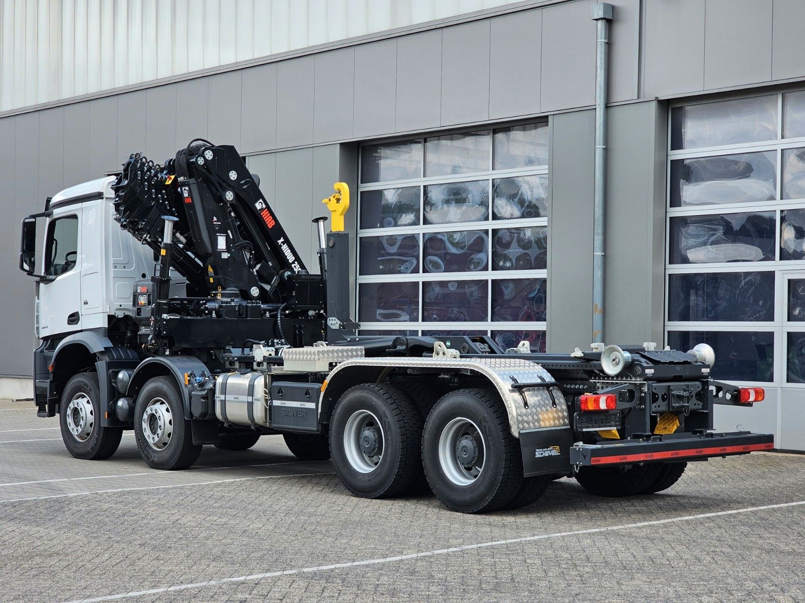 Fahrzeugabbildung Mercedes-Benz Arocs 4142 Abrollkipper + HIAB 228 E6 / 8x4