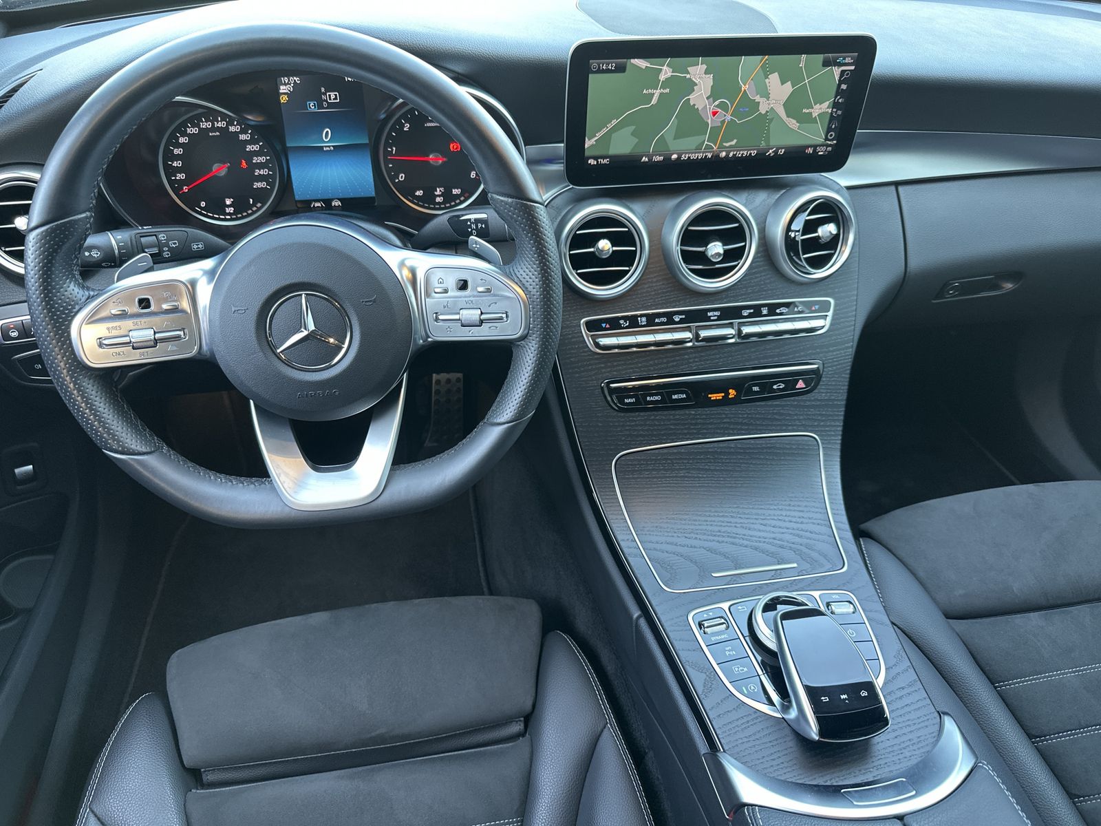 Fahrzeugabbildung Mercedes-Benz C 300d T 4M AMG Line NAV+LED+KAMERA+DISTRONIC+PP