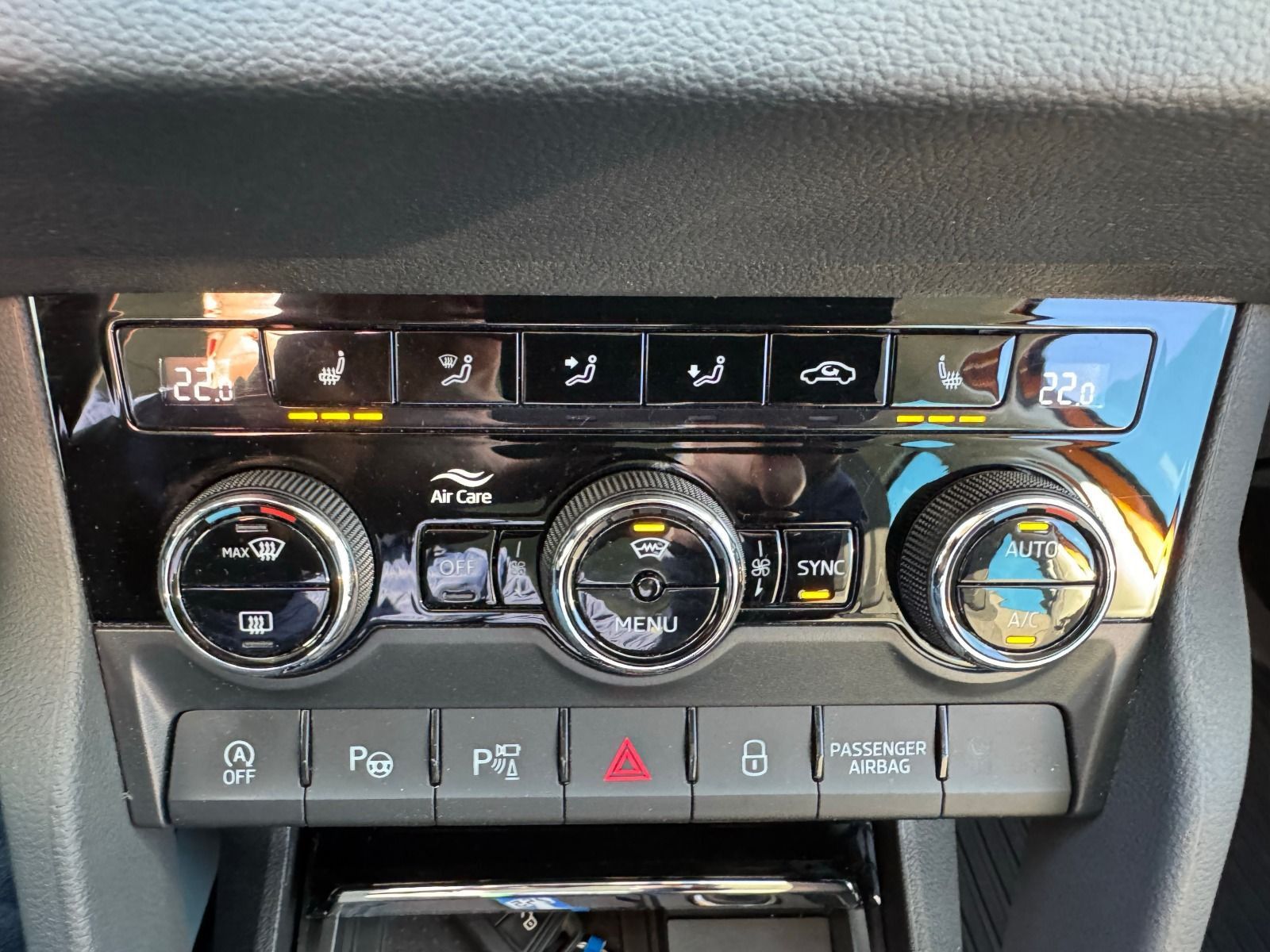 Fahrzeugabbildung SKODA Karoq Style 1.5 TSI DSG*360°Cam*Matrix*Allwetter