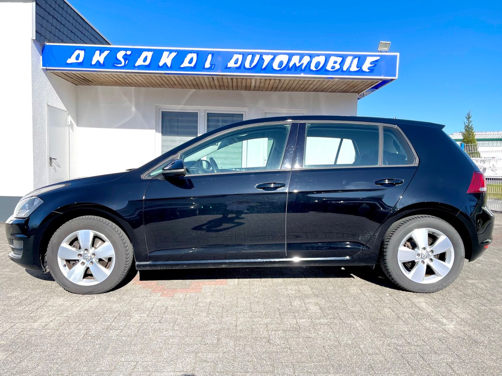 Volkswagen Golf - 1