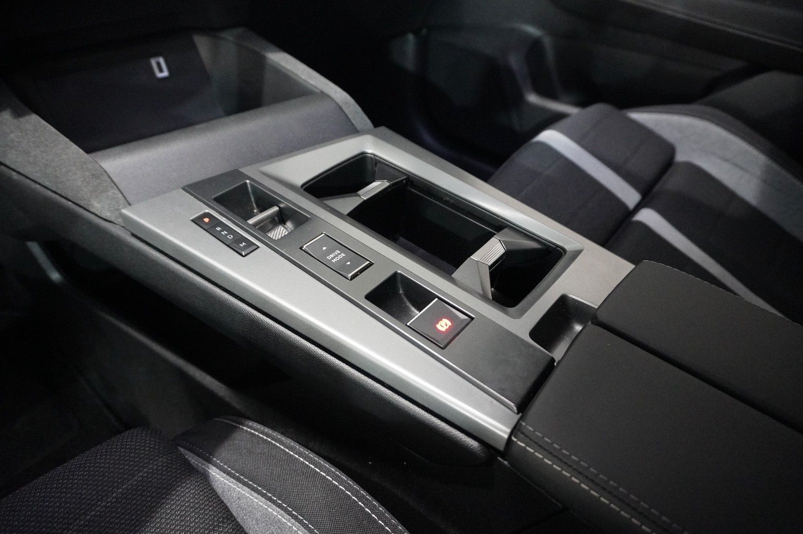 Fahrzeugabbildung Opel Grandland 1.2 48V HYBRID NAVI/LED/KAMERA/DAB+