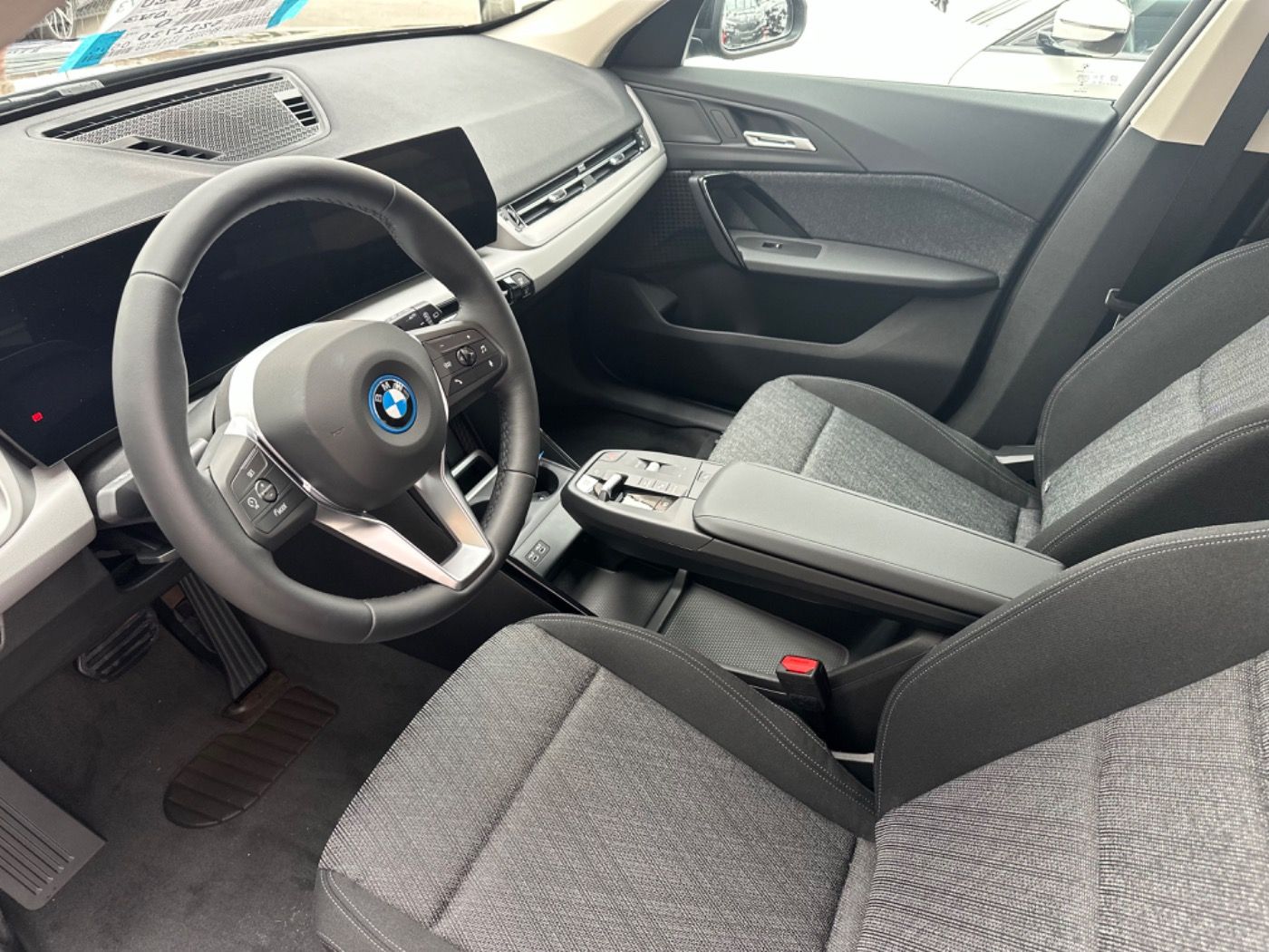 Fahrzeugabbildung BMW iX1 eDrive20 AHK/ACC/AktivSitz/LKH/PremiumPaket