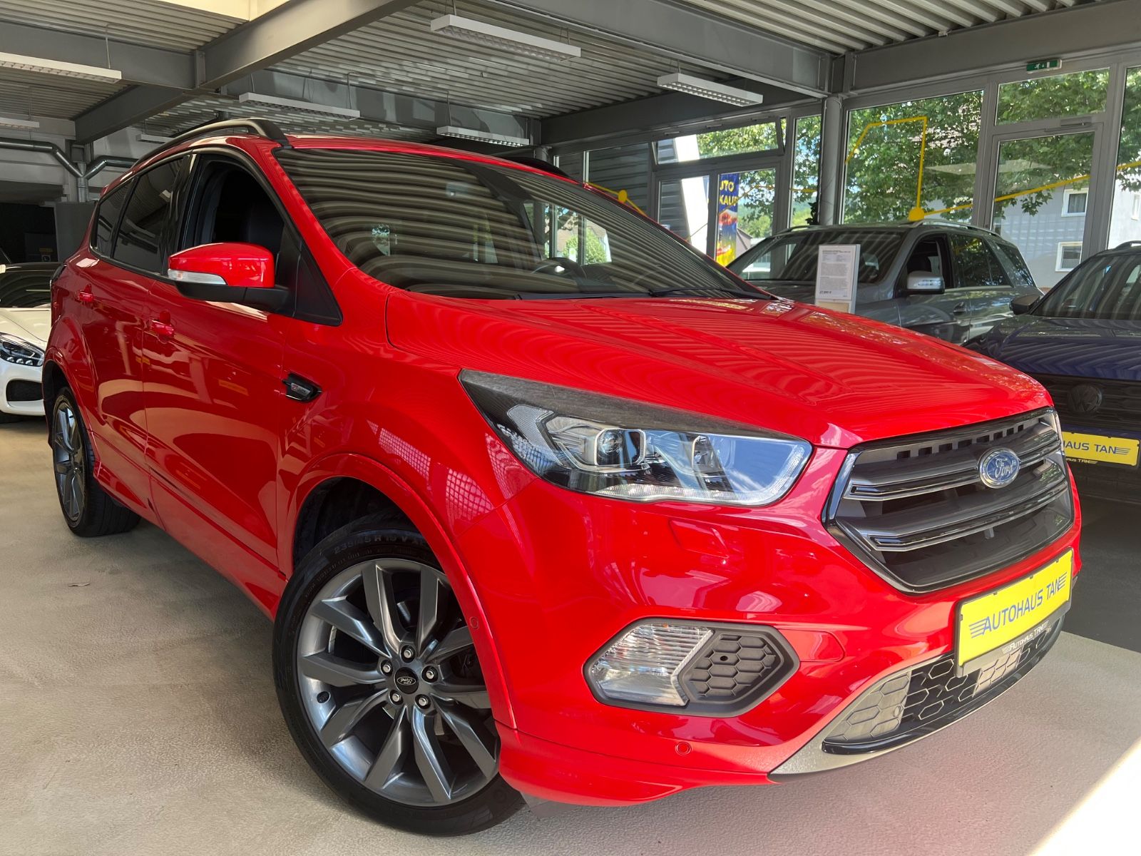 Fahrzeugabbildung Ford Kuga ST-Line * ROT/SCHWARZ *