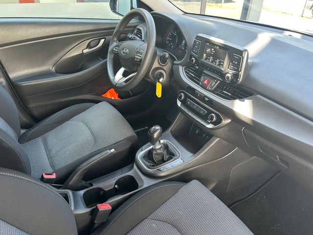 Fahrzeugabbildung Hyundai i30 + NaviZB+Klima+Allwetter+BT+Tempomat+USB+LED