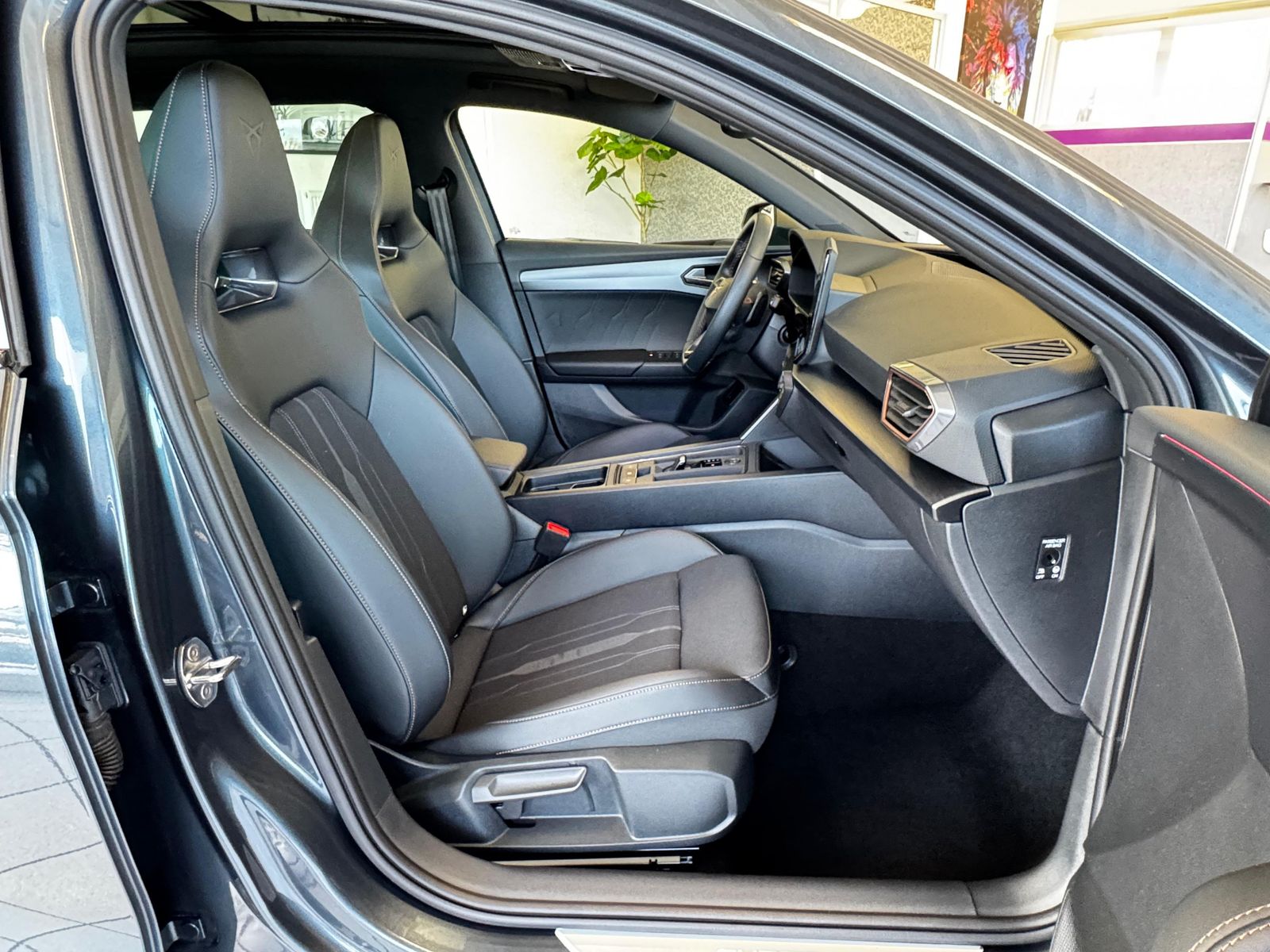 Fahrzeugabbildung CUPRA Leon 2.0 TSI VZ 4Drive Vision+ Matrix Pano ACC