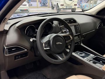 Jaguar F-Pace - 8