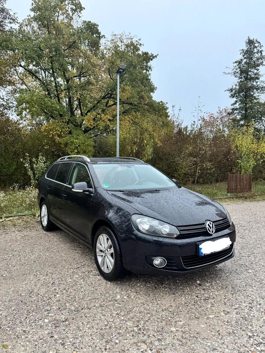 Volkswagen Golf 2012 — rear view