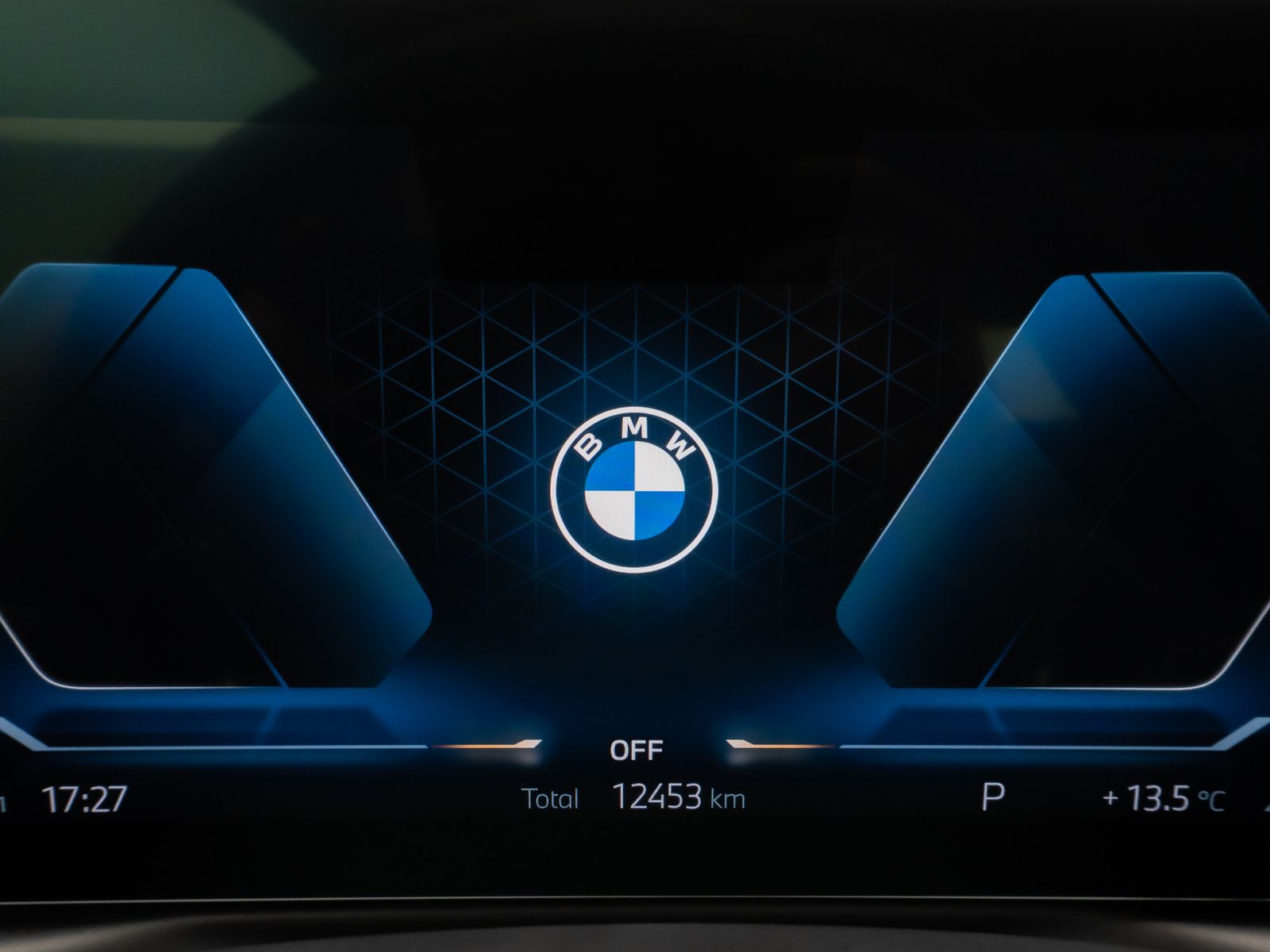 Fahrzeugabbildung BMW 318i HUD DAB CockPitPro PDC Geschwindigkeitsreg
