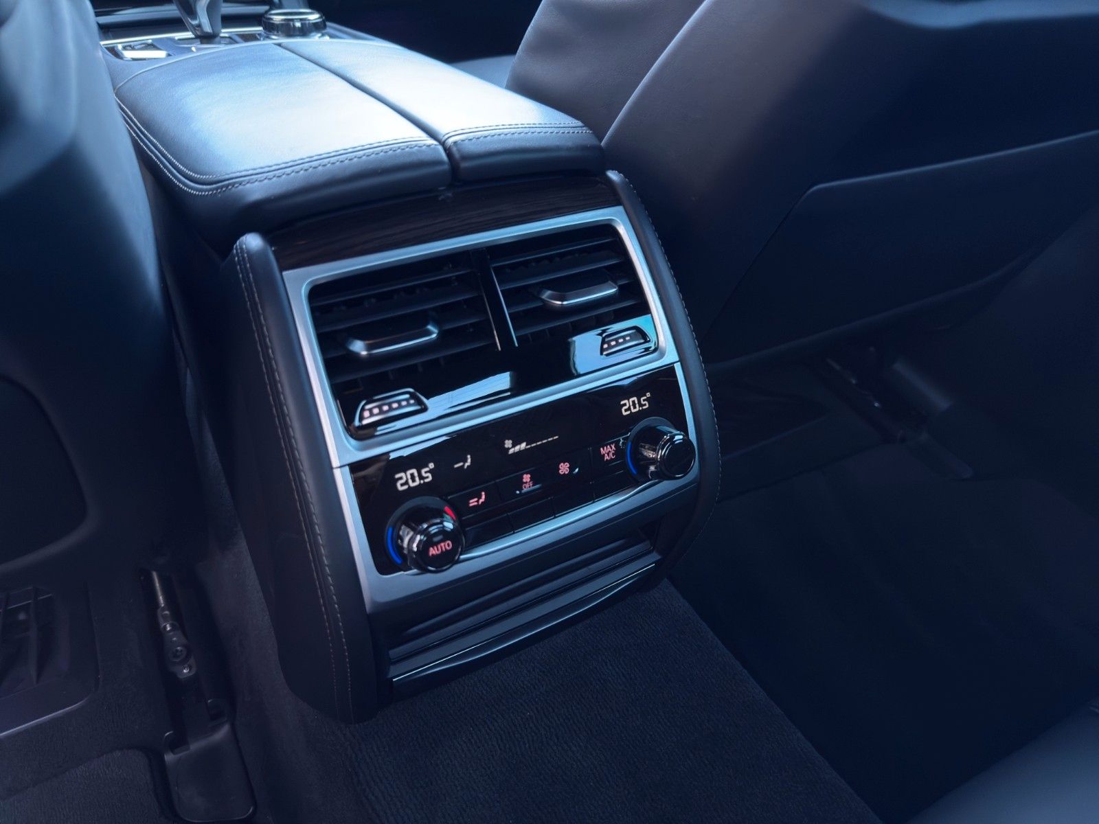 Fahrzeugabbildung BMW 750i xDrive*StHeiz*B&W*Head-Up*Schiebedach*Laser