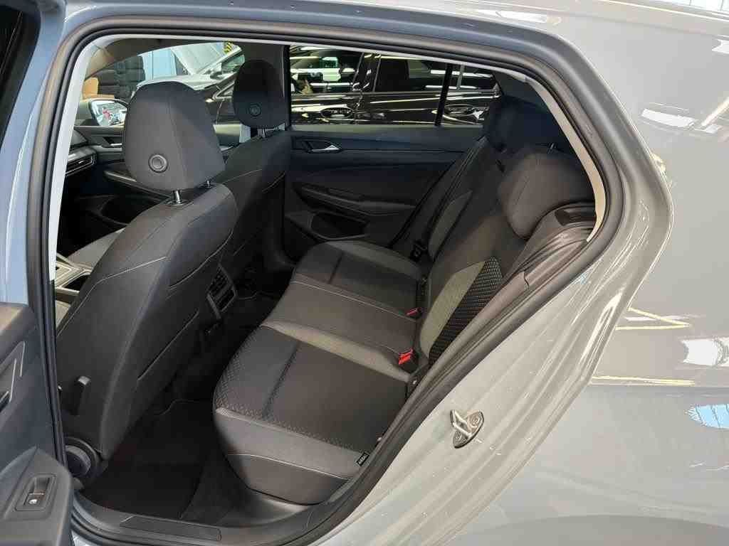Golf VIII 2.0 TDI DSG Active *AHK*PANO*KAMERA*