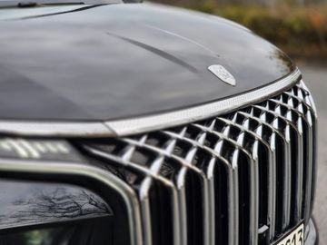 DFSK Forthing 9 HEV Luxus-Van, Massage, 7-Sitzer