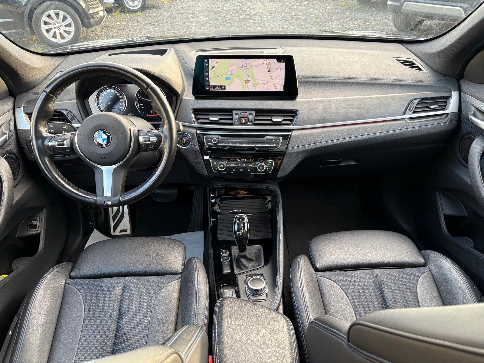 Fahrzeugabbildung BMW X1 sDrive18d Aut. M SPORTPAKET Navi LED Pano HUD