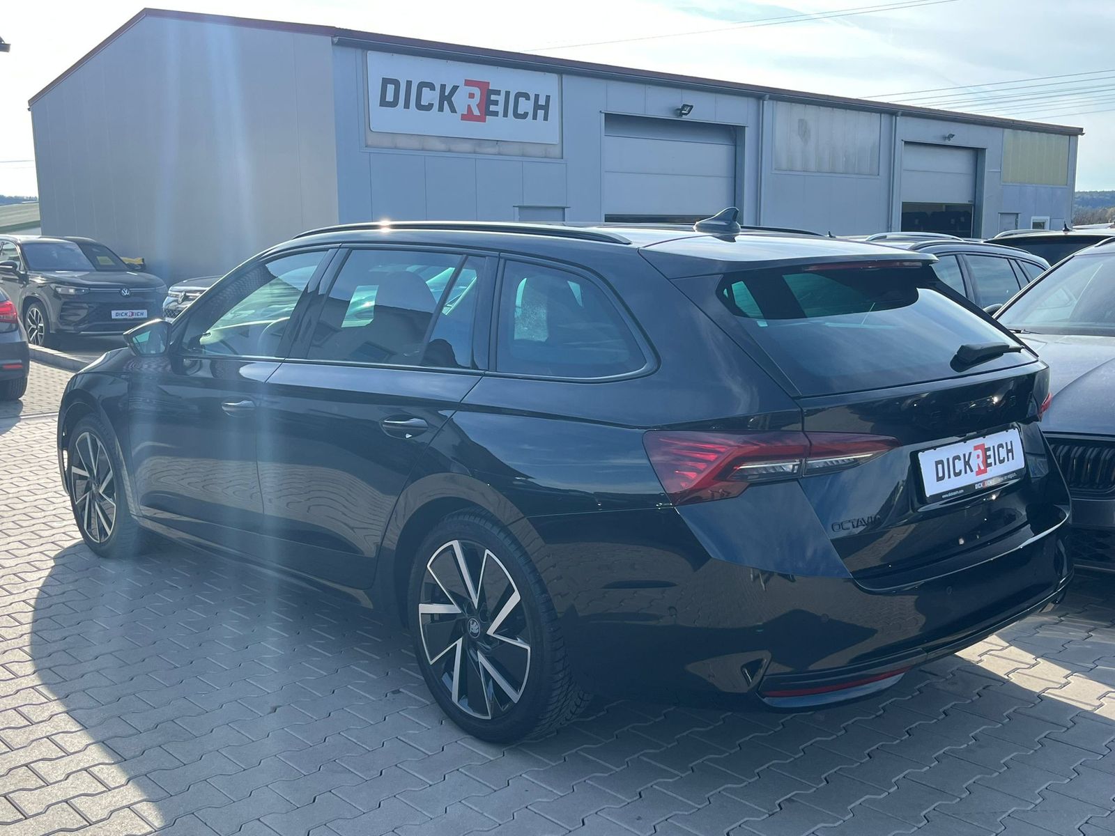 Fahrzeugabbildung SKODA Octavia 1.5 DSG Sportline PANO*MATRIX*AHK*5J.GAR