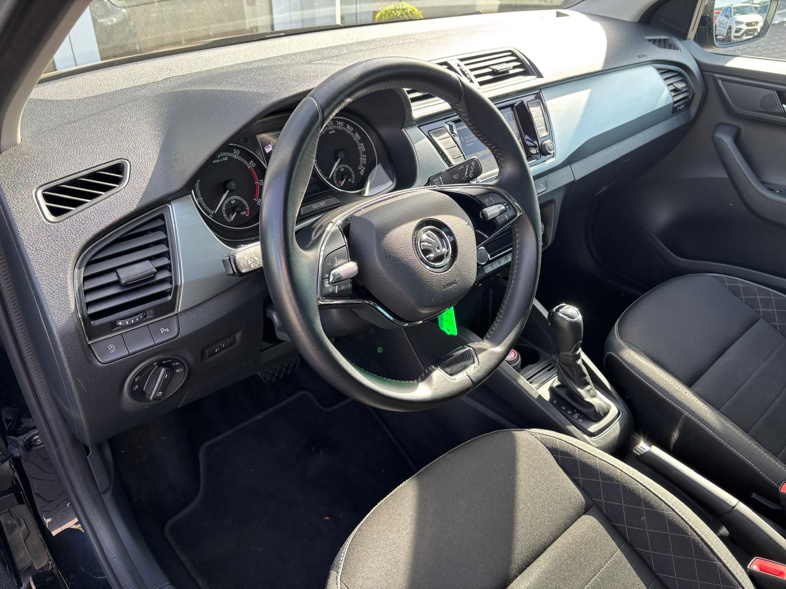 Fahrzeugabbildung SKODA Fabia Combi DSG BUSINESS-NAV-PDC-SHZ-APPS-TEMP