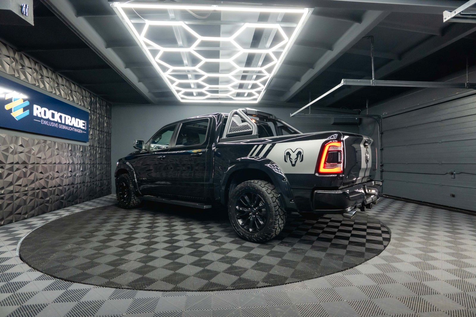 Fahrzeugabbildung Dodge RAM 5.7 V8 HEMI 4x4 Night LARAMIE Pano LED 19%