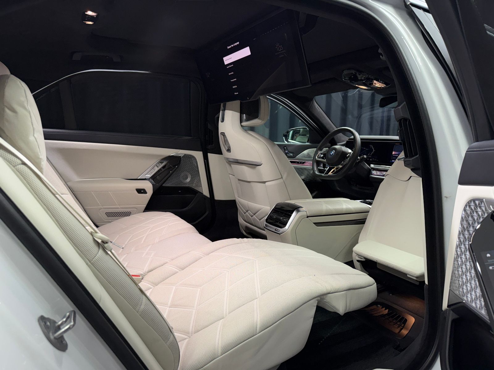 Fahrzeugabbildung BMW M760 e xDrive M-SPORT|TV|B&W|SKY-LOUNGE|MEGAVOLL