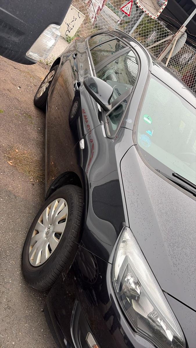 Opel Astra 2015 — rear view