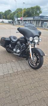Harley-Davidson FLHX Streed Glide - Harley-Davidson Motorräder in Duisburg