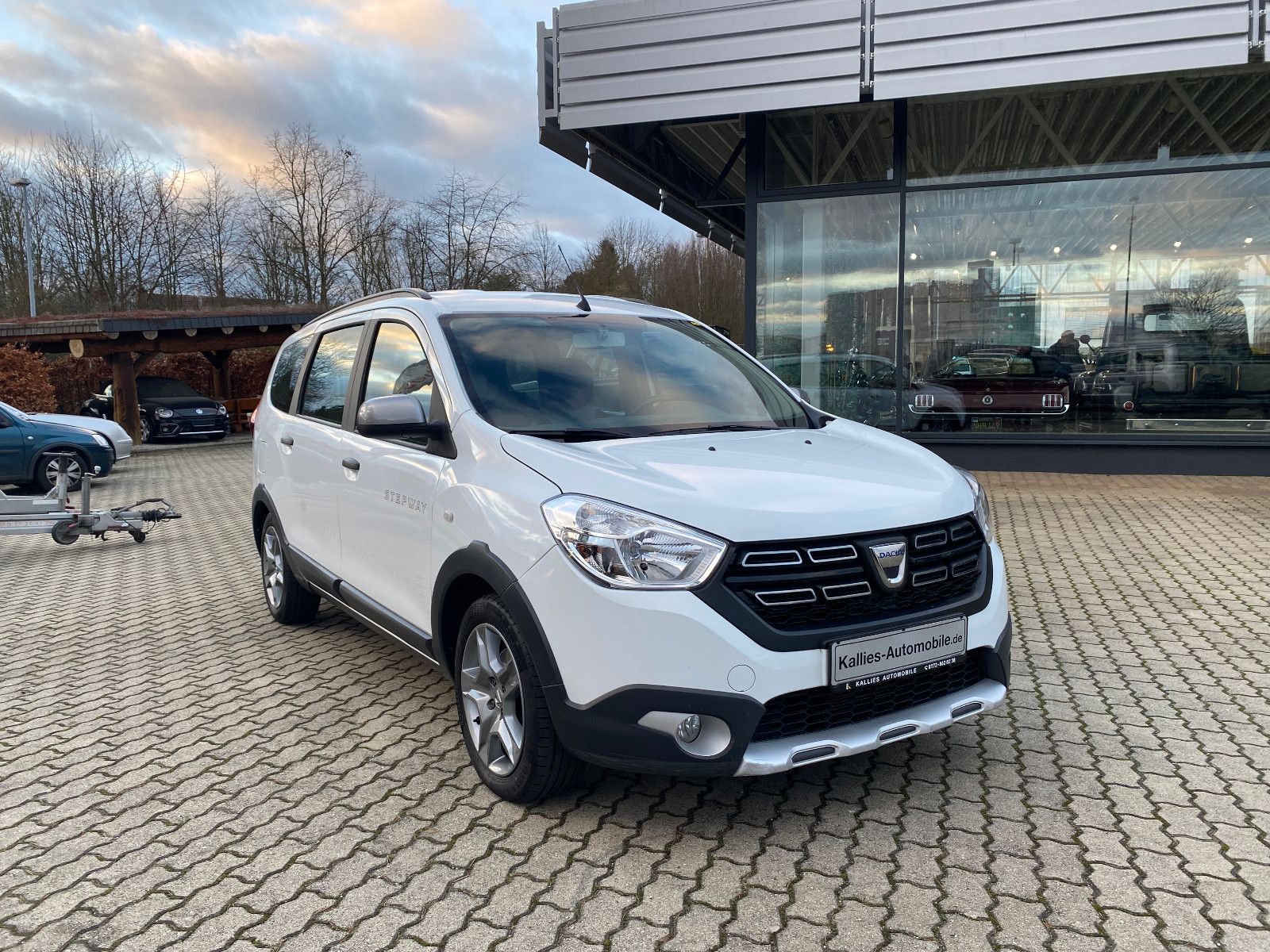 Fahrzeugabbildung Dacia Lodgy Stepway 1.3 NAVI+KLIMA+SHZ+AHK+TÜV-NEU