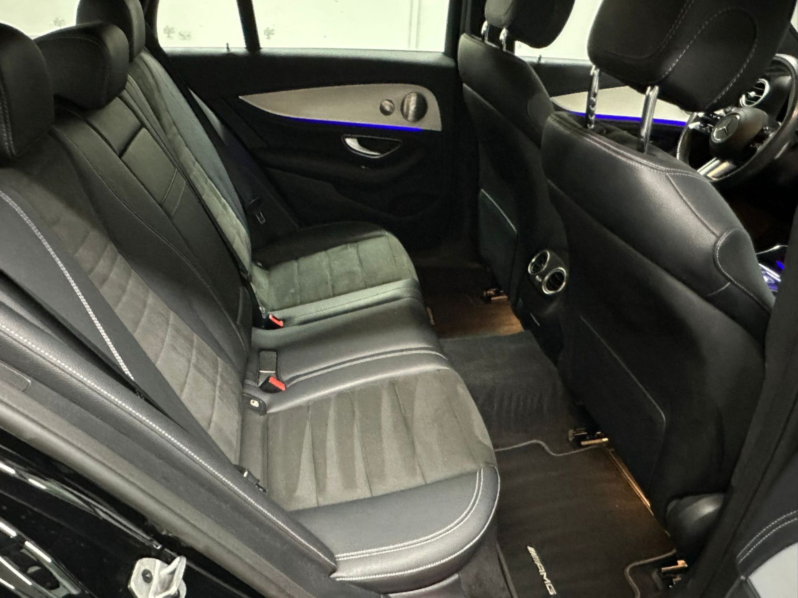 Fahrzeugabbildung Mercedes-Benz E 300 d 4MATIC T Autom * AMG-LINE*NAVI*AMBIL*