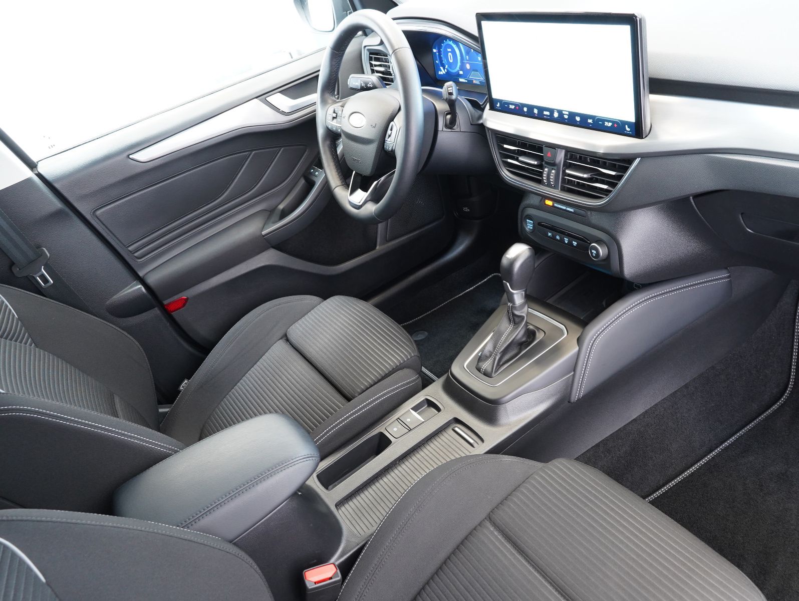 Fahrzeugabbildung Ford Focus Turnier 1.0 EcoBoost Titanium X