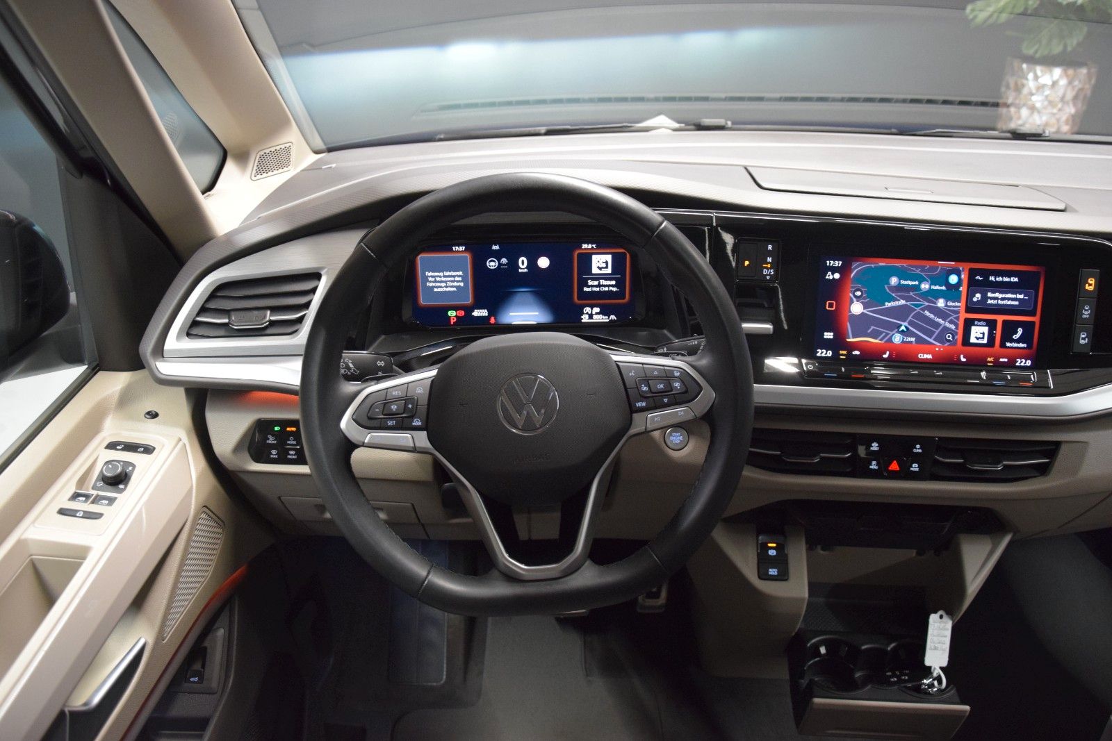 Fahrzeugabbildung Volkswagen T7 Multivan Pano ACC Keyless 3-Zonen Standheiz