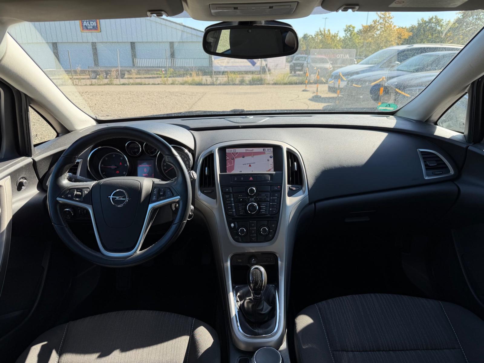 Opel Astra 2011 — photo 15