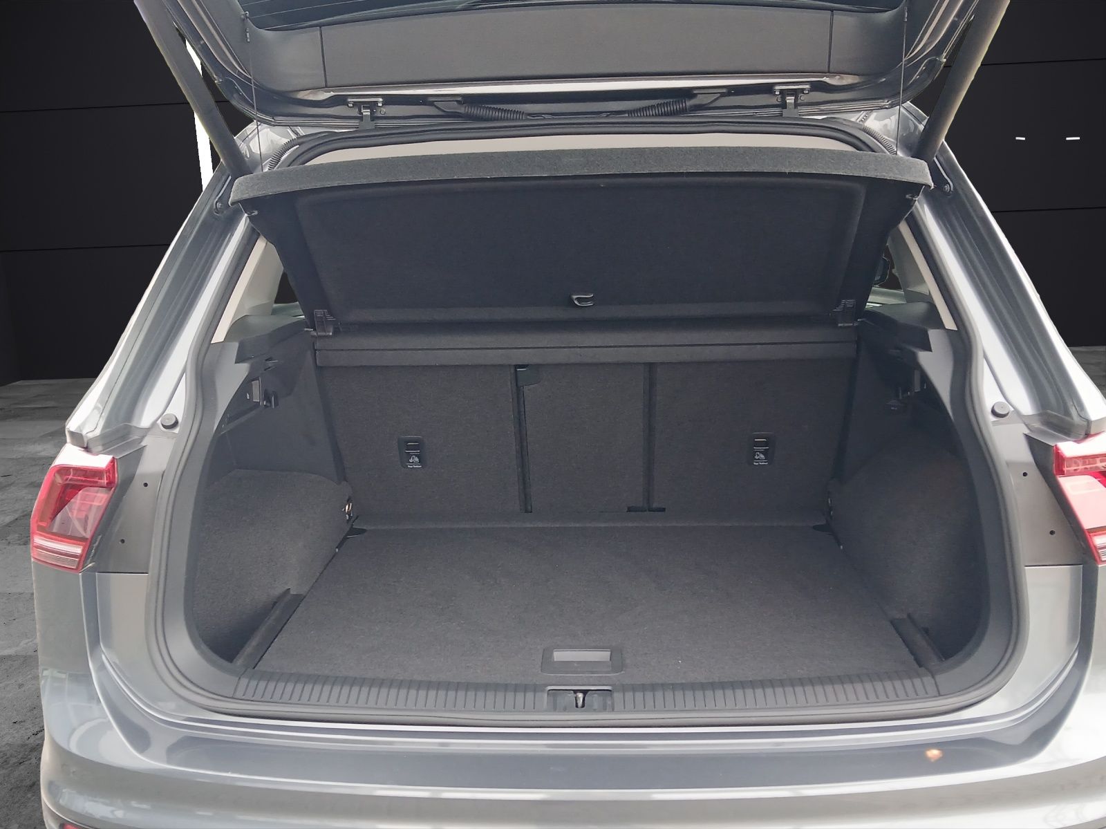 Fahrzeugabbildung Volkswagen Tiguan TDI Highline DSG 4M R-Line LED AHK Navi A