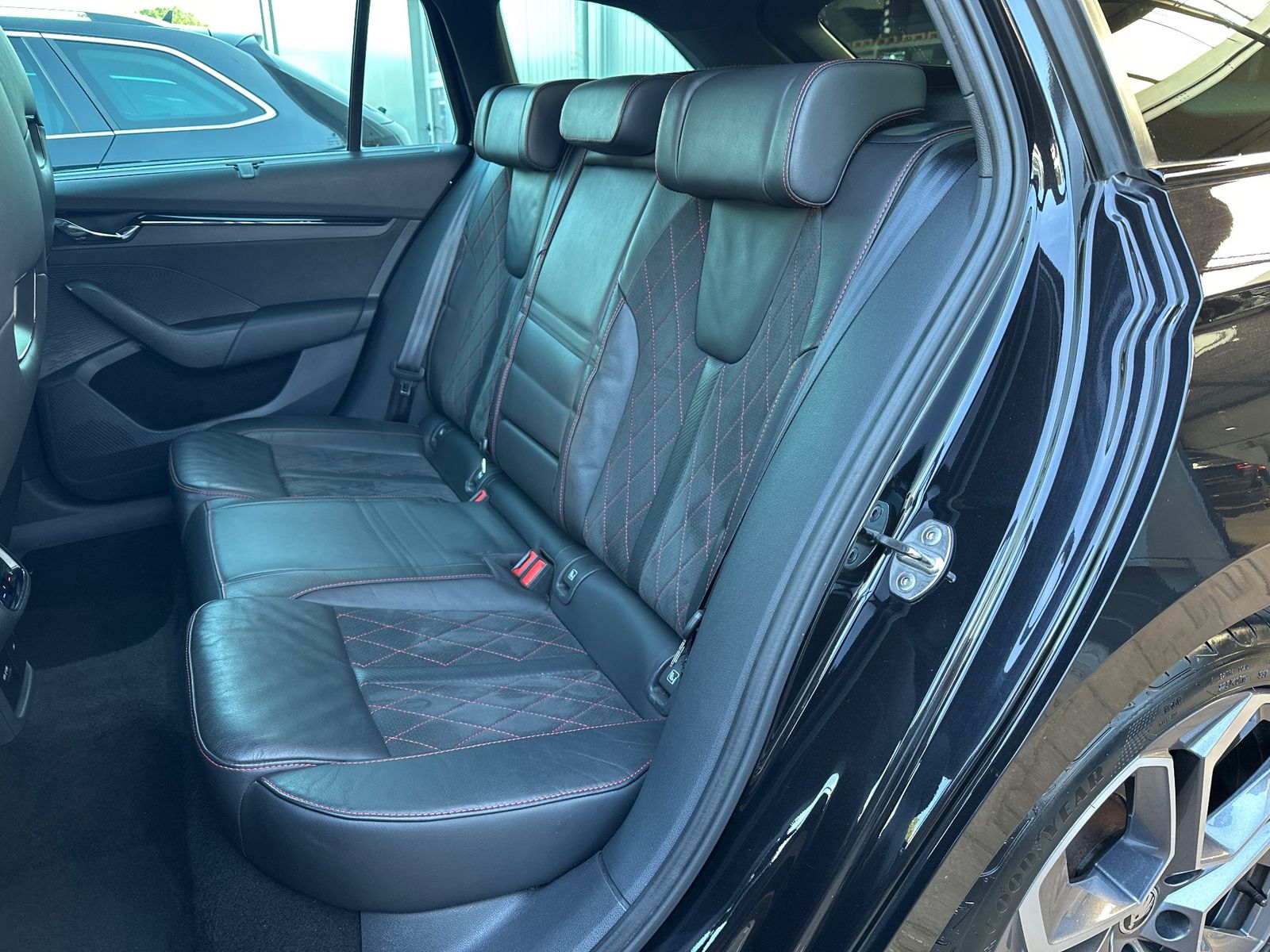 Fahrzeugabbildung SKODA Octavia Combi 2.0 TDI DSG RS NAV+LED+STHZ+ACC