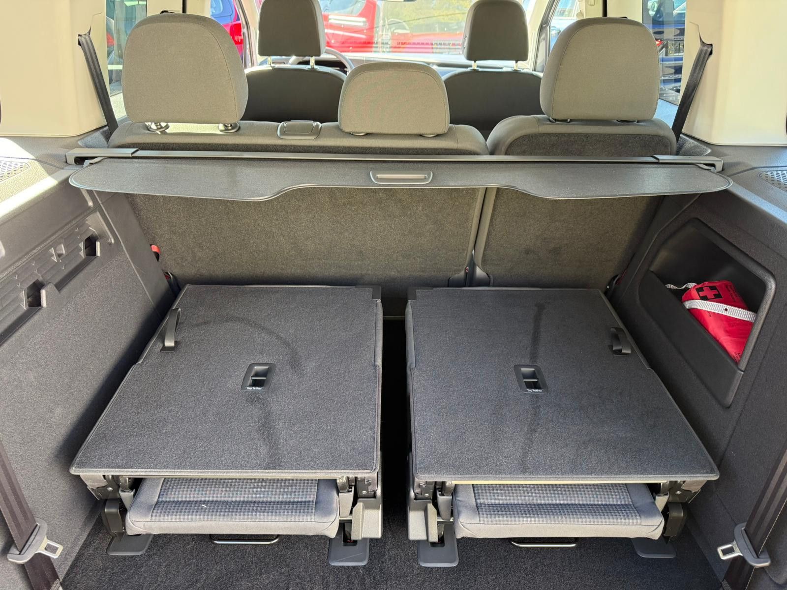 Fahrzeugabbildung Volkswagen Caddy TSI 7-Sitzer GRA AHK DAB Navi Kamera