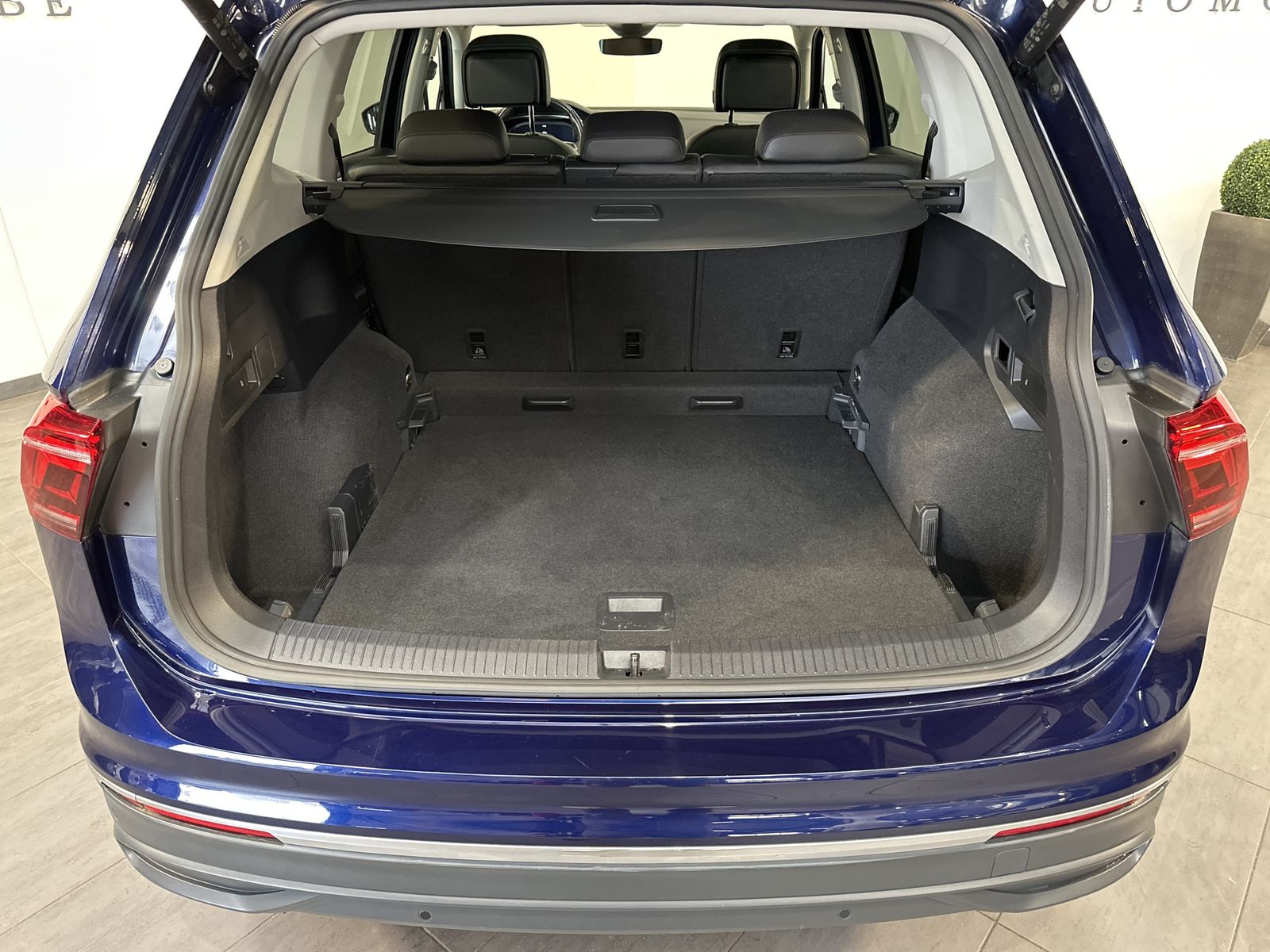 Fahrzeugabbildung Volkswagen Tiguan Allspace Life NAV+IQ-LIGHT+PANO+20ZO+AHK